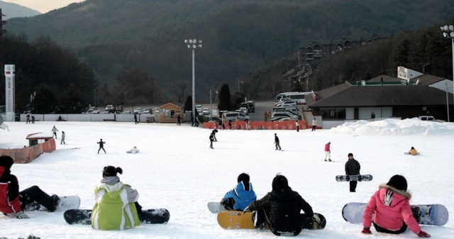  雪地课堂上的孩子们 